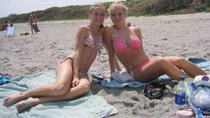 Very young girls in bikini - Pics