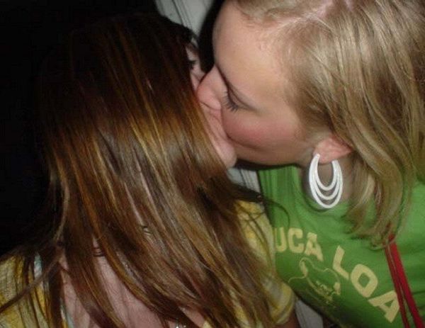 Девушки целуются (30