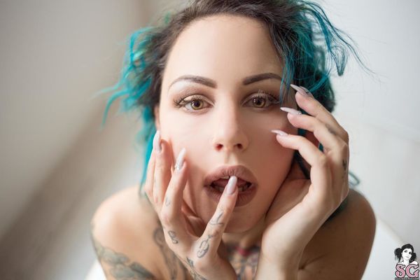 Beautiful Suicide Girl Blooma