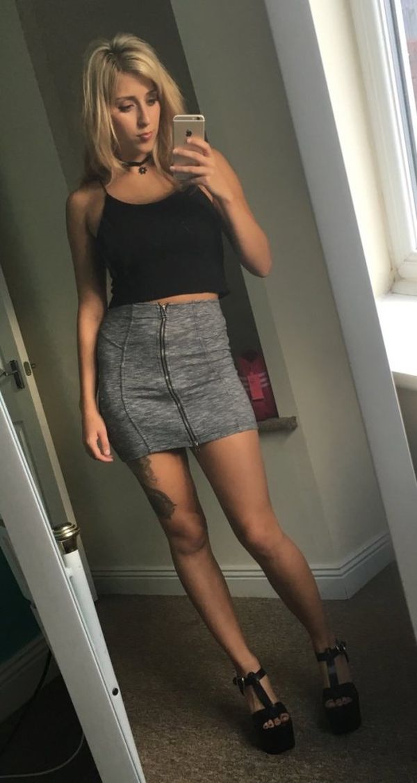 Katie Anna showing in a tight short skirt - Girls on Selfies