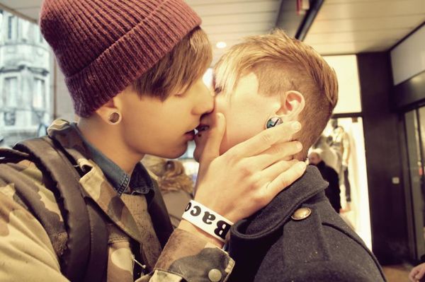 Picture of gay boy kissing - Other