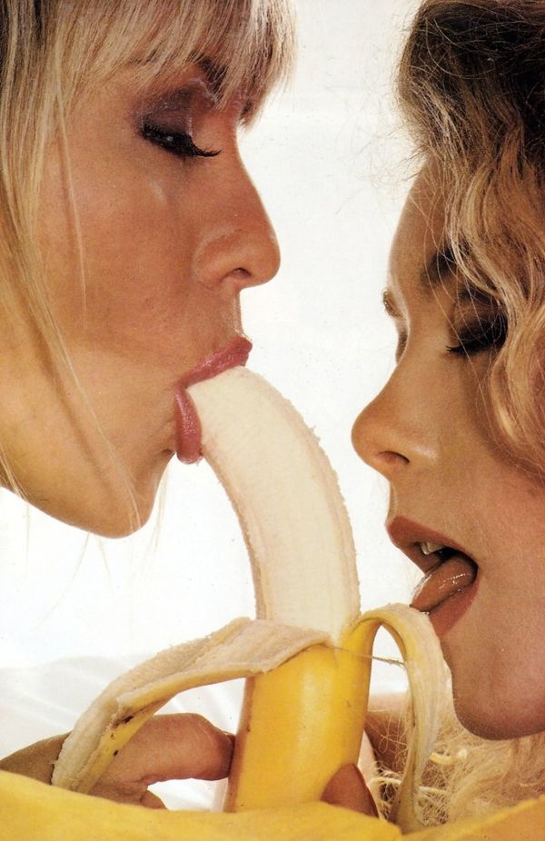 Девушки с бананом