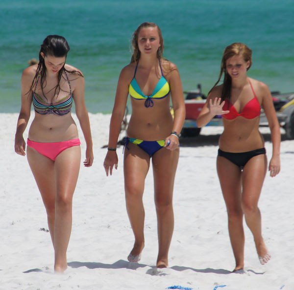 candid beach girls