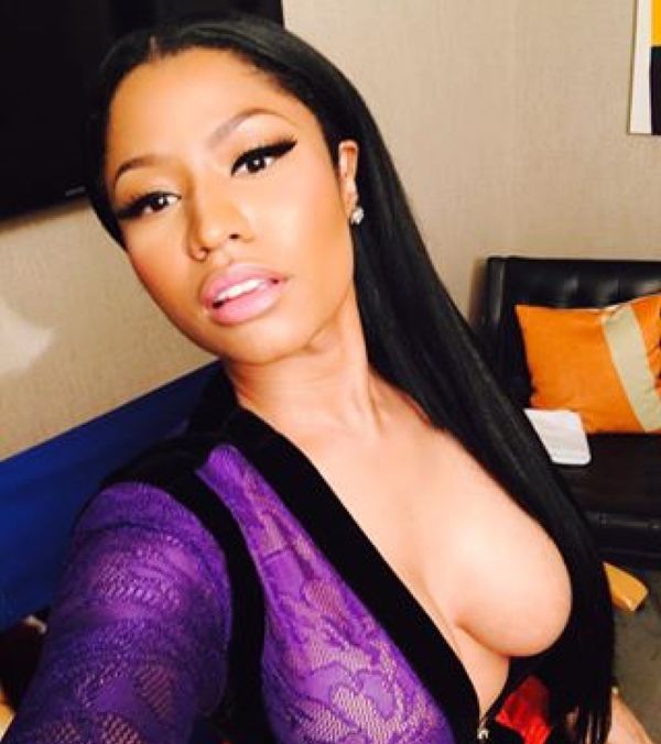 Welcome to Kyky's Blog: Nicki Minaj Shows Off Her Curves in