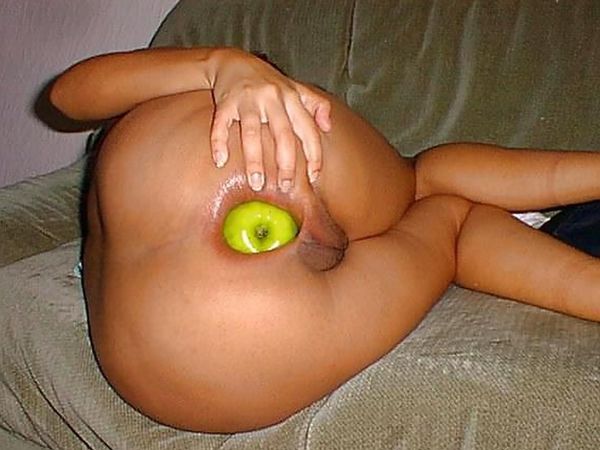 Яблоко в анусе фото