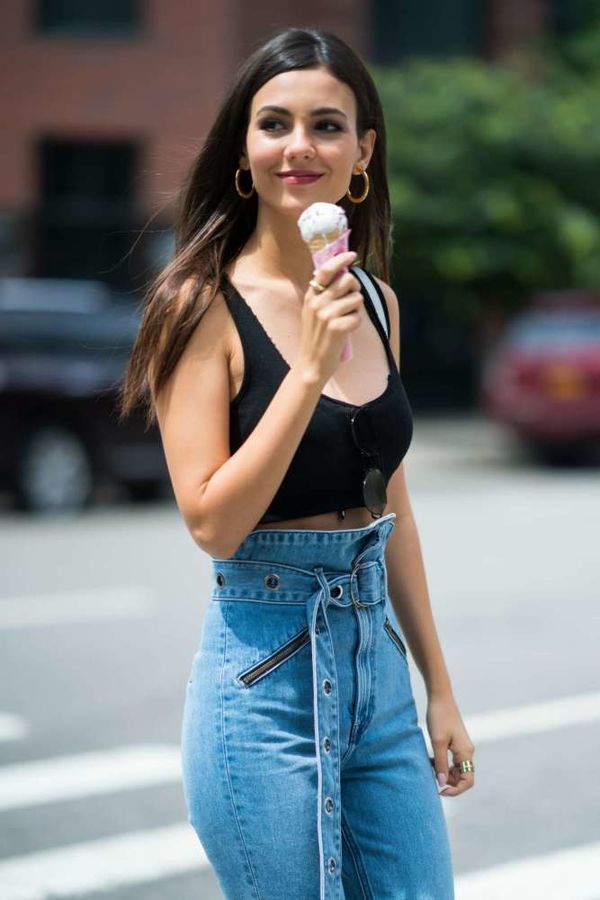 Victoria Justice Eats ice cream out