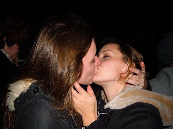 Девушки целуются