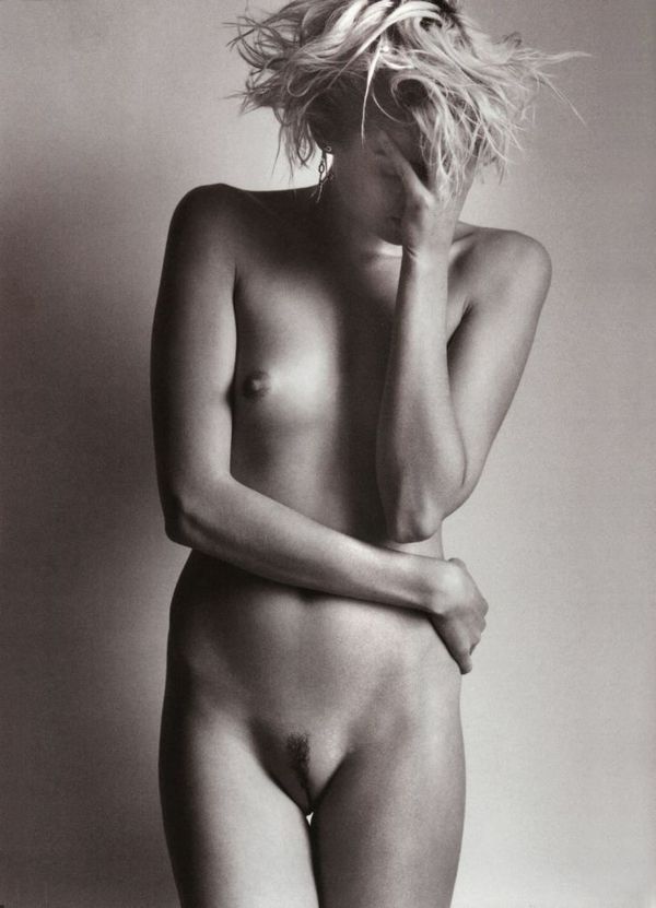 Agyness Deyn small nude tits and