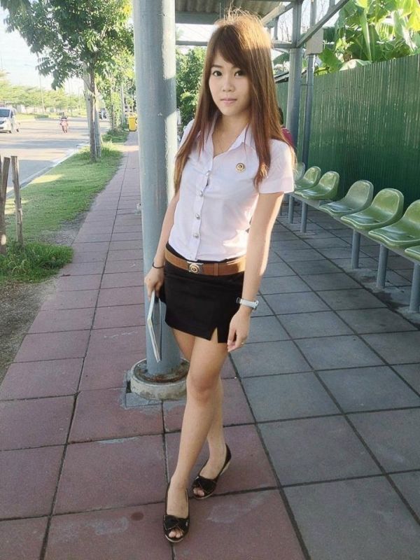 Sexy Thai university schoolgirl