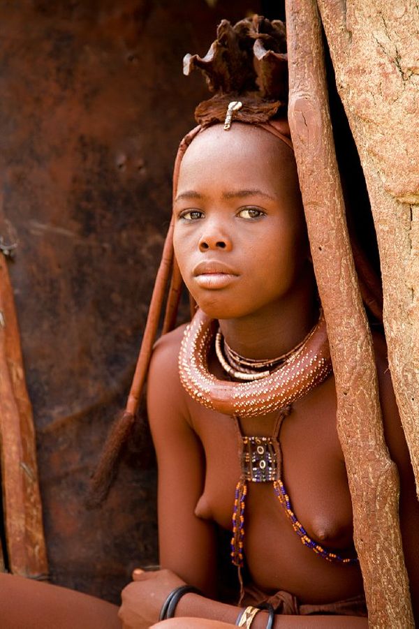 Young himba girls discuss impossible - Pics and galleries