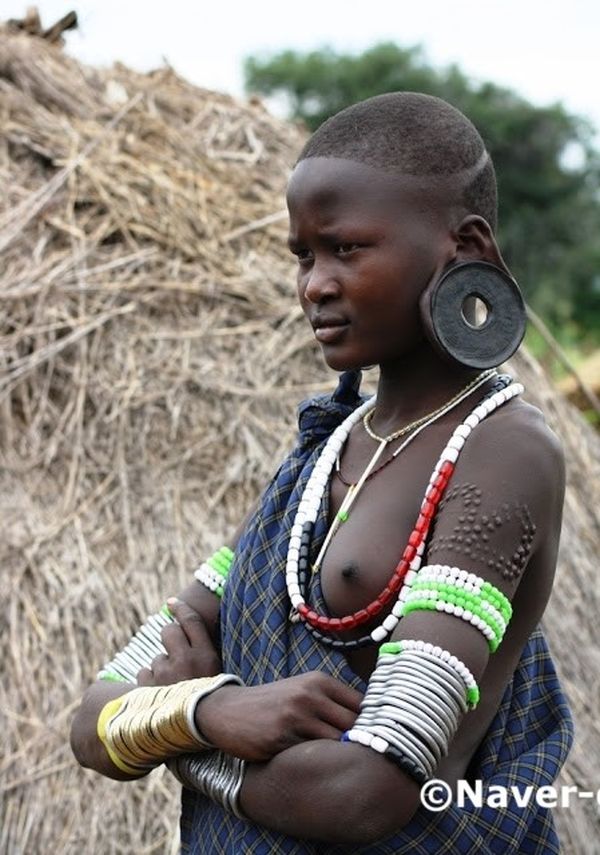 Incredible images capture the Ethiopian Suri tribe...(ì•„í”„ë¦¬ì¹´ ë¯¸