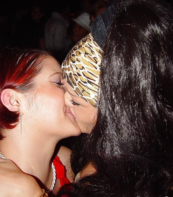 Girls kissing 2 - 28 Pics -