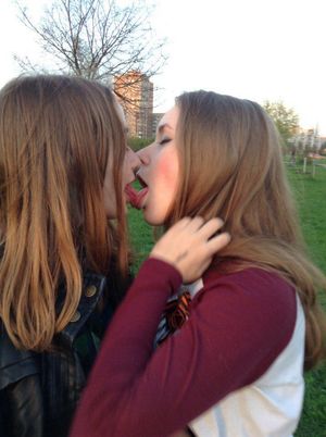 Girls Kissing Pretty Girls