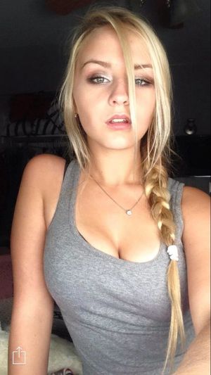 Blonde teen nackt selfie