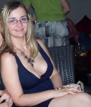 Teen Cleavage Dressed Eyecontact For..