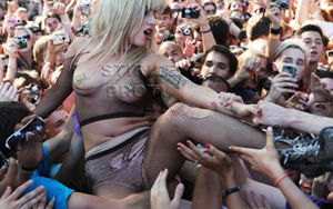 Lady Gaga "dezbracata" in fata