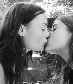 lesbian kiss girl kiss girl kiss girl