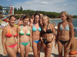 Bikini Gruppenbild welches Girl ist..
