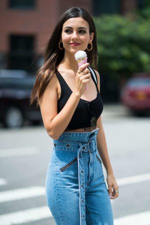 Victoria Justice Eats ice cream out in..