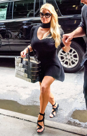 Jessica Simpson Wears LBD for Date