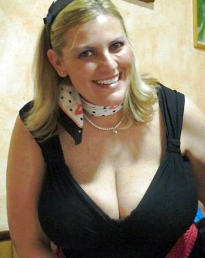 Moms cleavage pictures free..