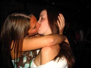 Amateur teen girls kissing video..