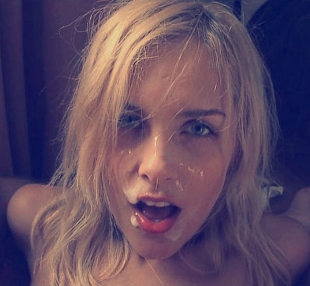 gorgeous blonde milf selfie pics