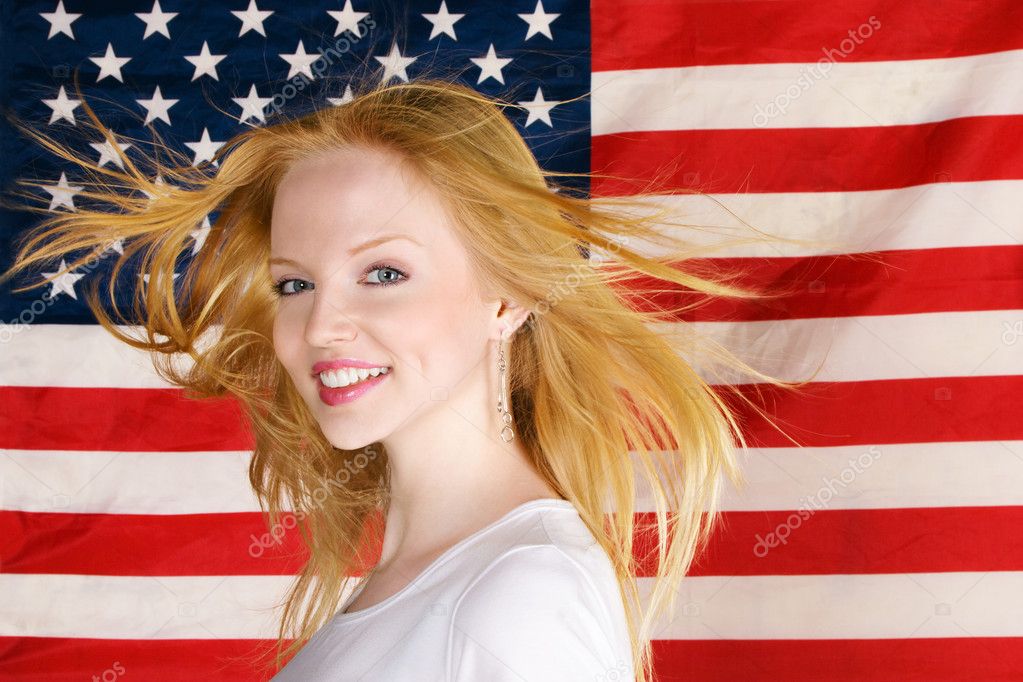 Красивая девушка против американского флага - Стоковое фото