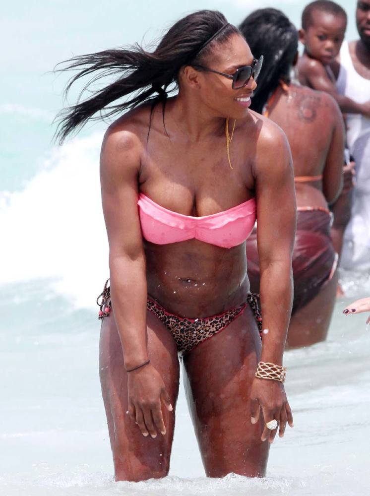 Sexy students bodies : Serena Williams showing off pink biki