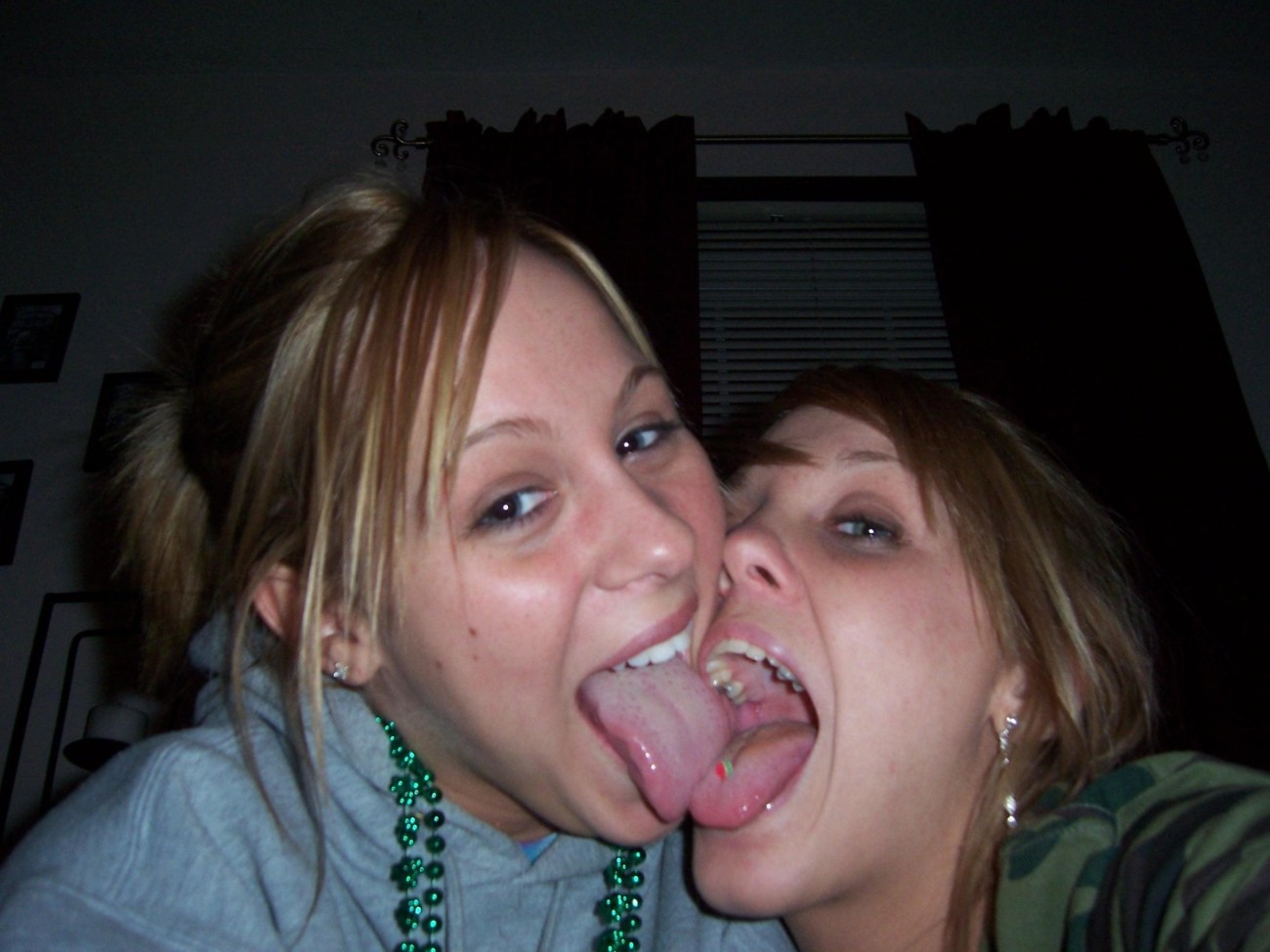 1300px x 975px - sexy girl tongue - porn pictures.