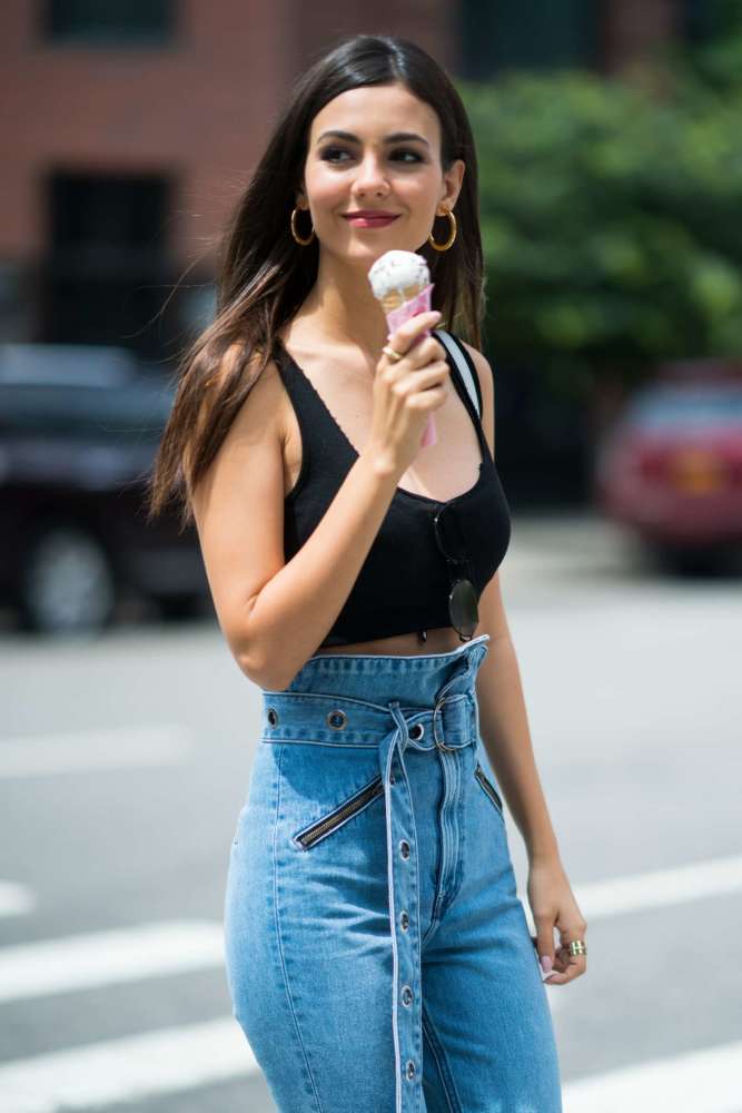 Victoria Justice Eats ice cream out in New York City 04 Go