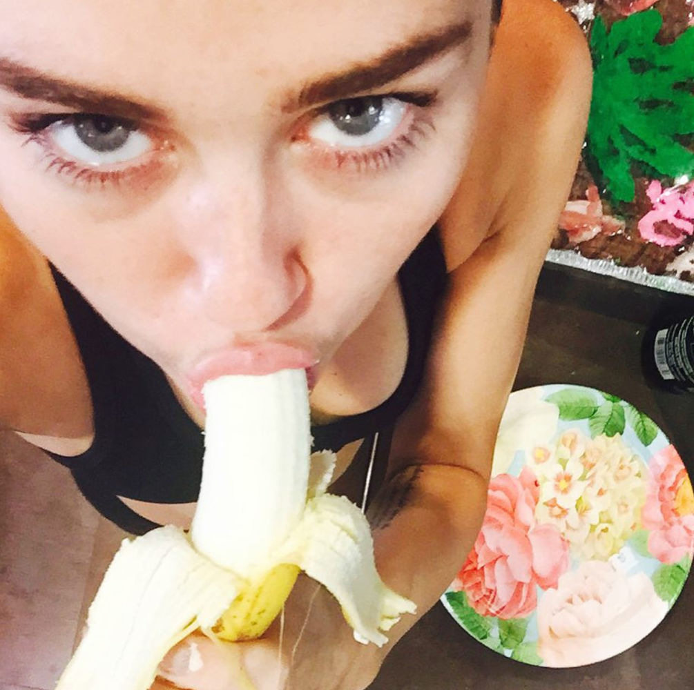 InstantFap - Miley Cyrus showing off her skills