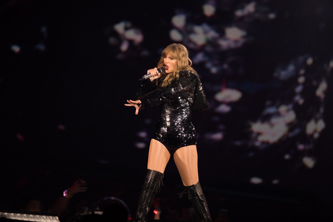 Taylor Swift Sells Out University of Phoenix Stadium in Tour