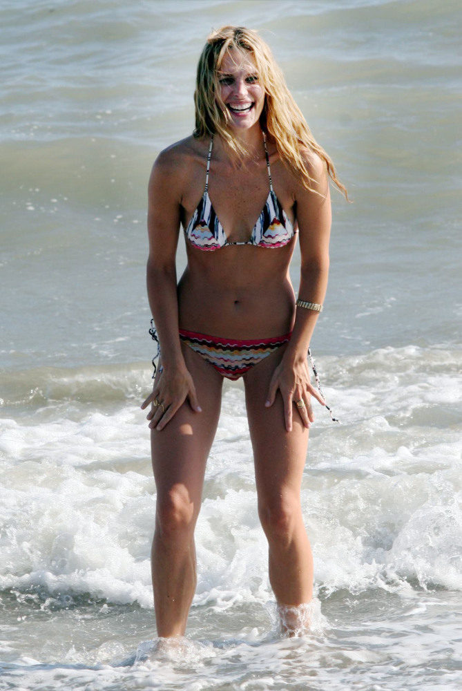 Molly Sims Bikini Candid Pics 3