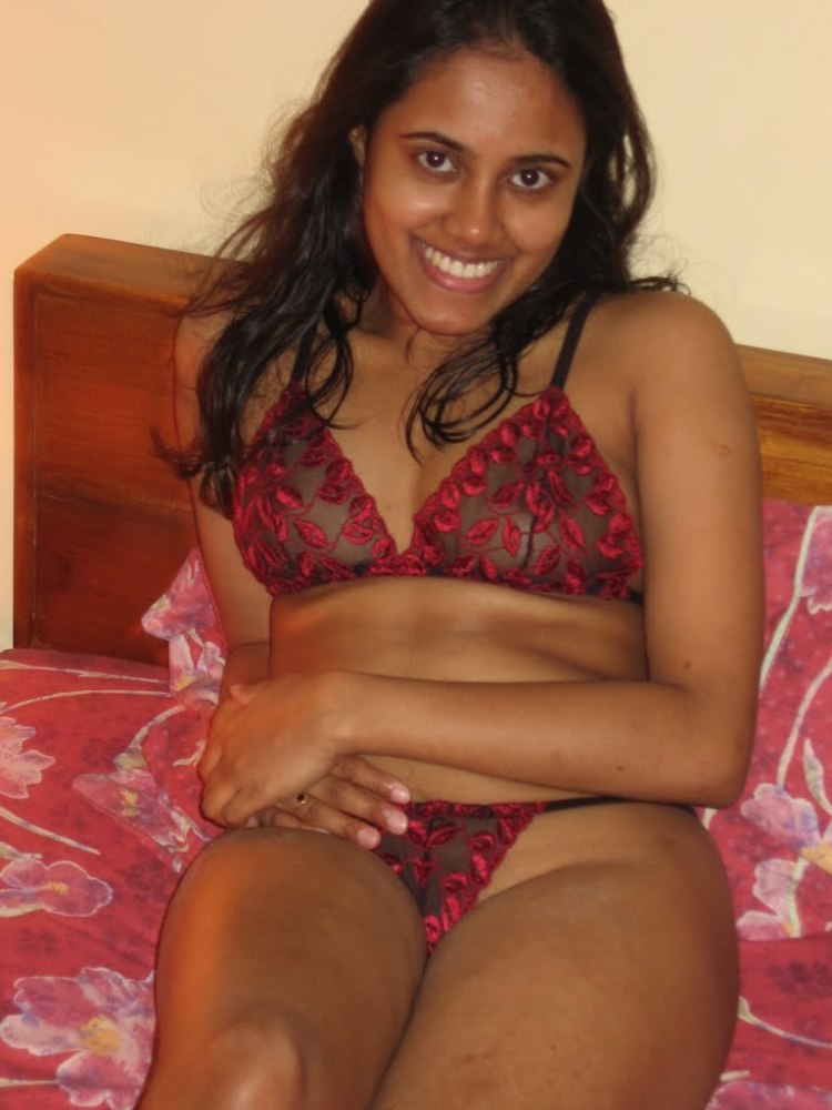 Gorgeous Naughty Pakistani Babe Displays Her Sexy Body with Her ...