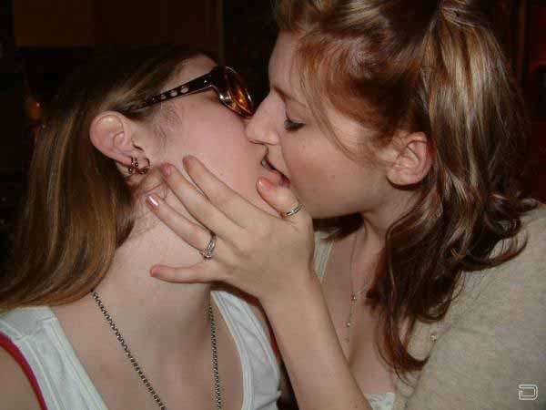 Девушки решили продемонстрировать свои поцелуи 