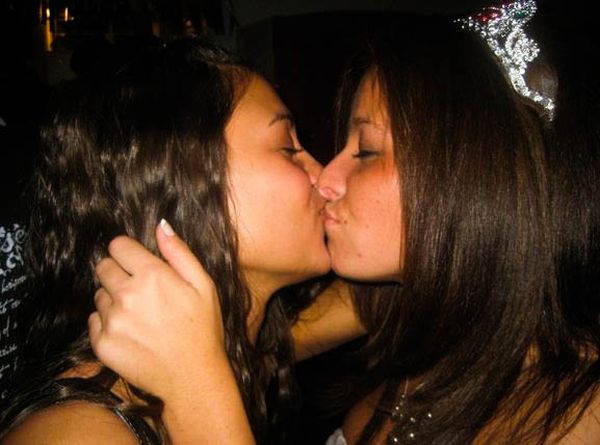 Девушки целуются (90 фото) 