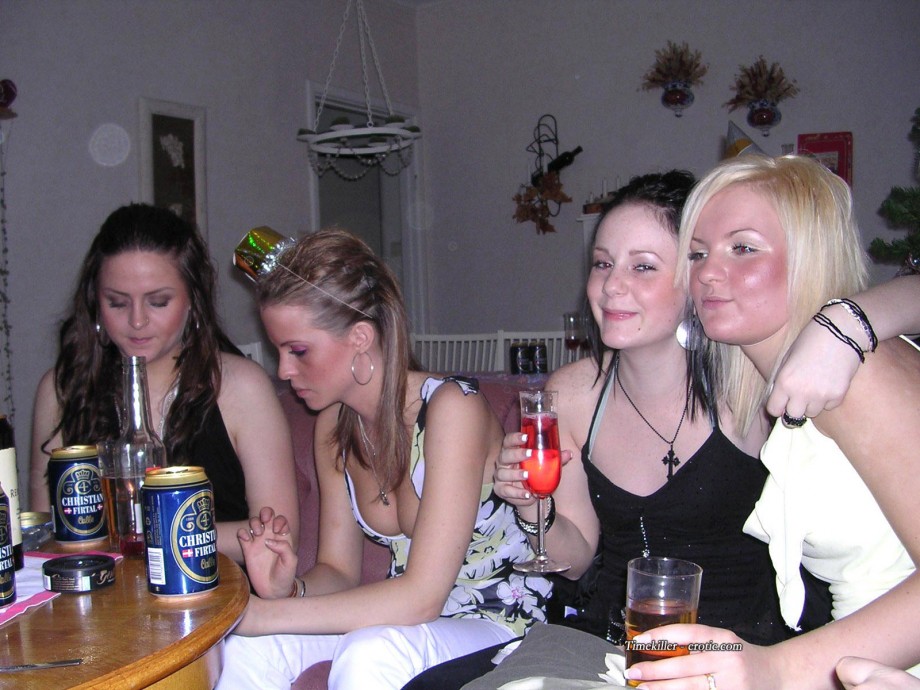 Gallery: Girls at party- drunk teenagers - amateurs pics 27