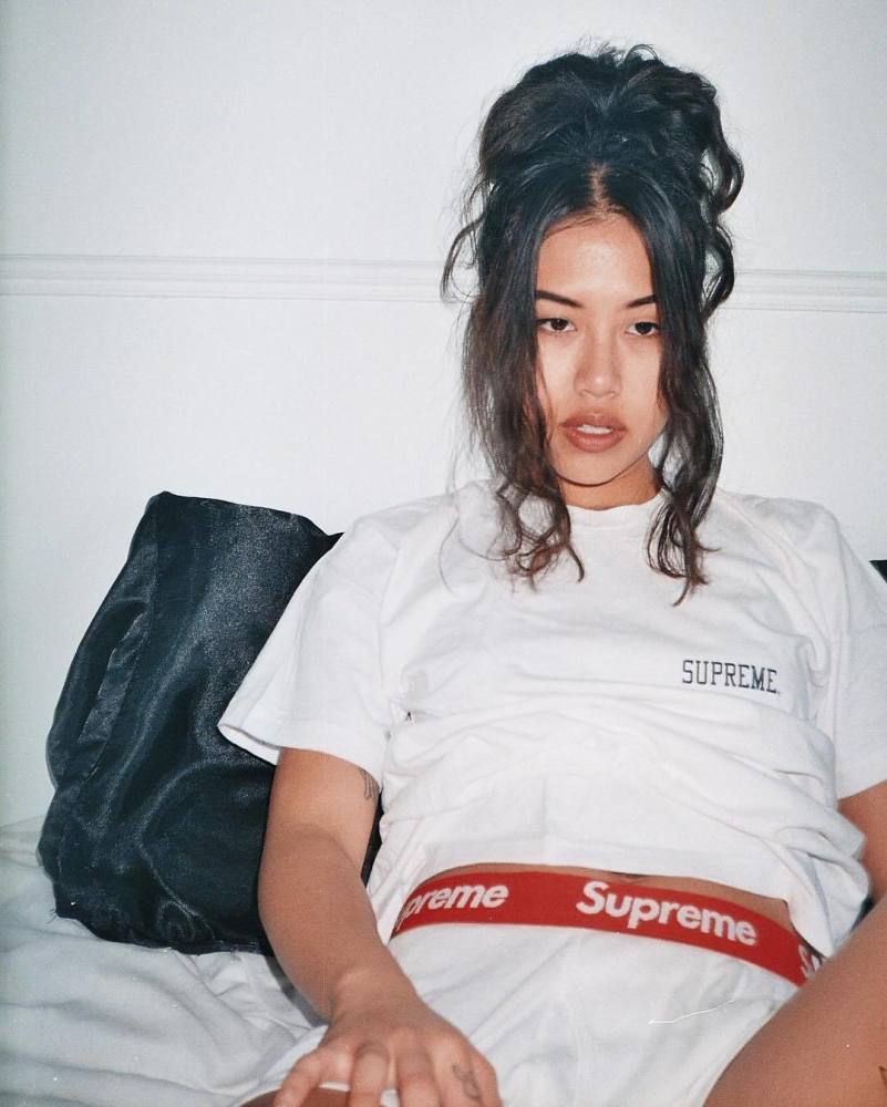 Pictures of Supreme Clothing Girls - #rock-cafe